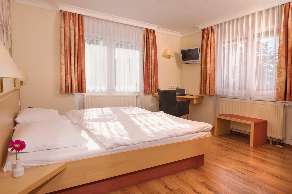 Hotel Heuboden Умкирх Экстерьер фото